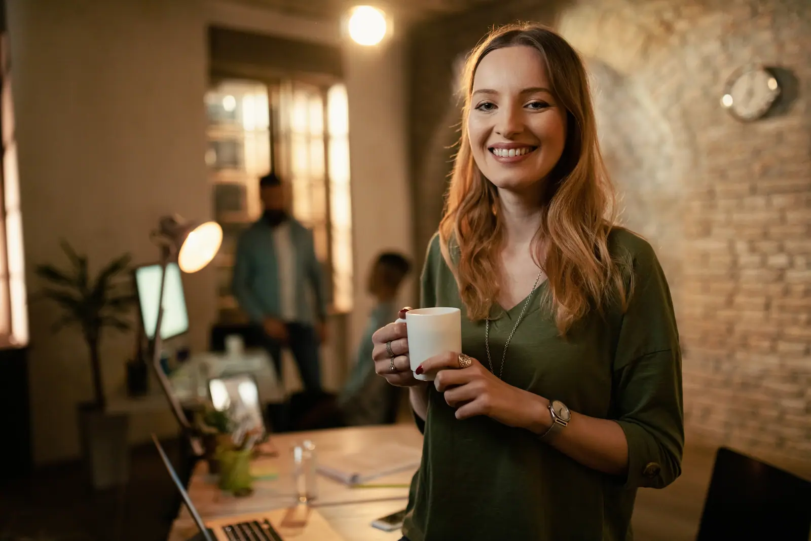 Empreendedora sorrindo em seu café