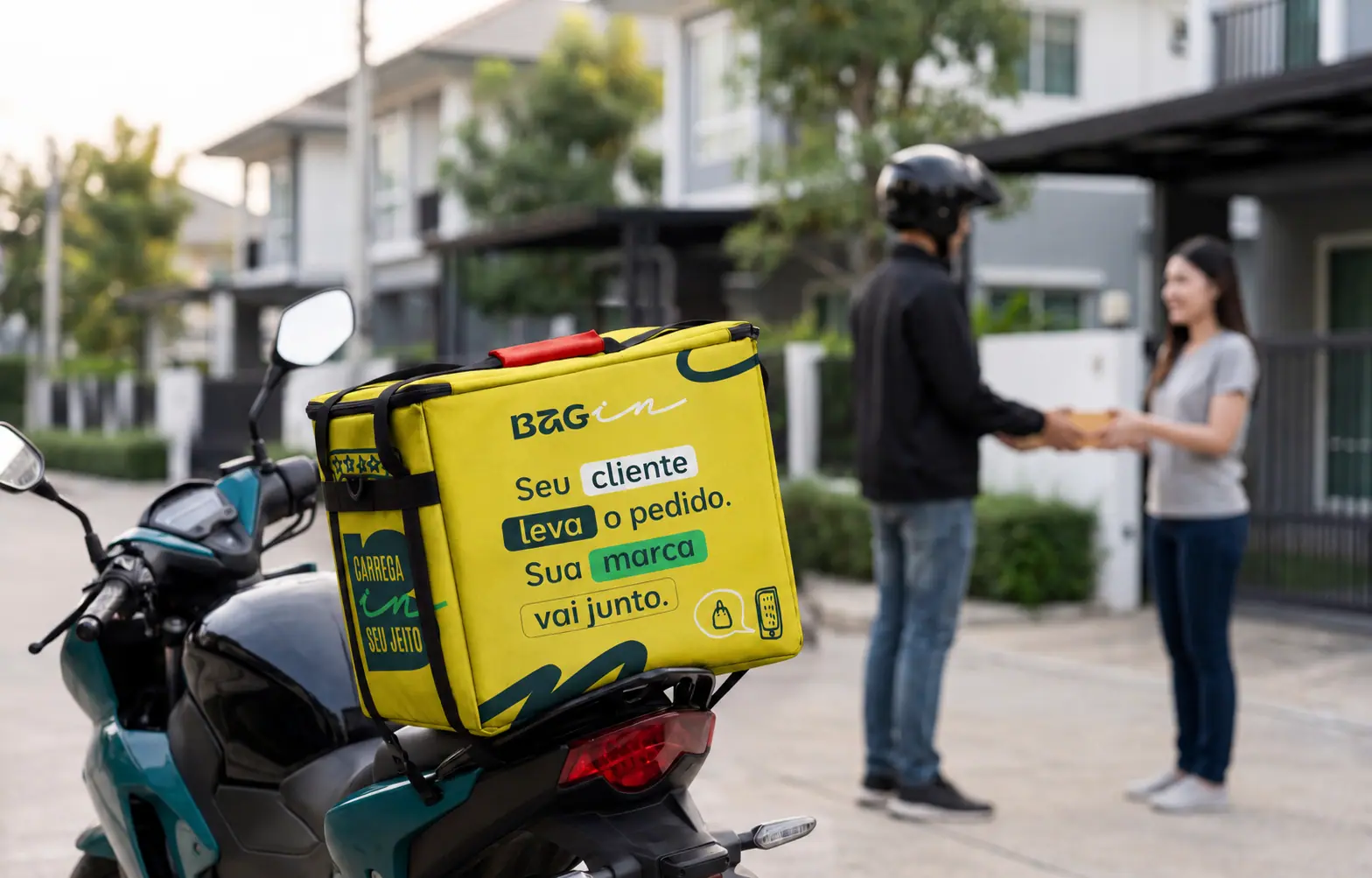 Entregador de moto entregando o pedido com a bag Bagin na garupa