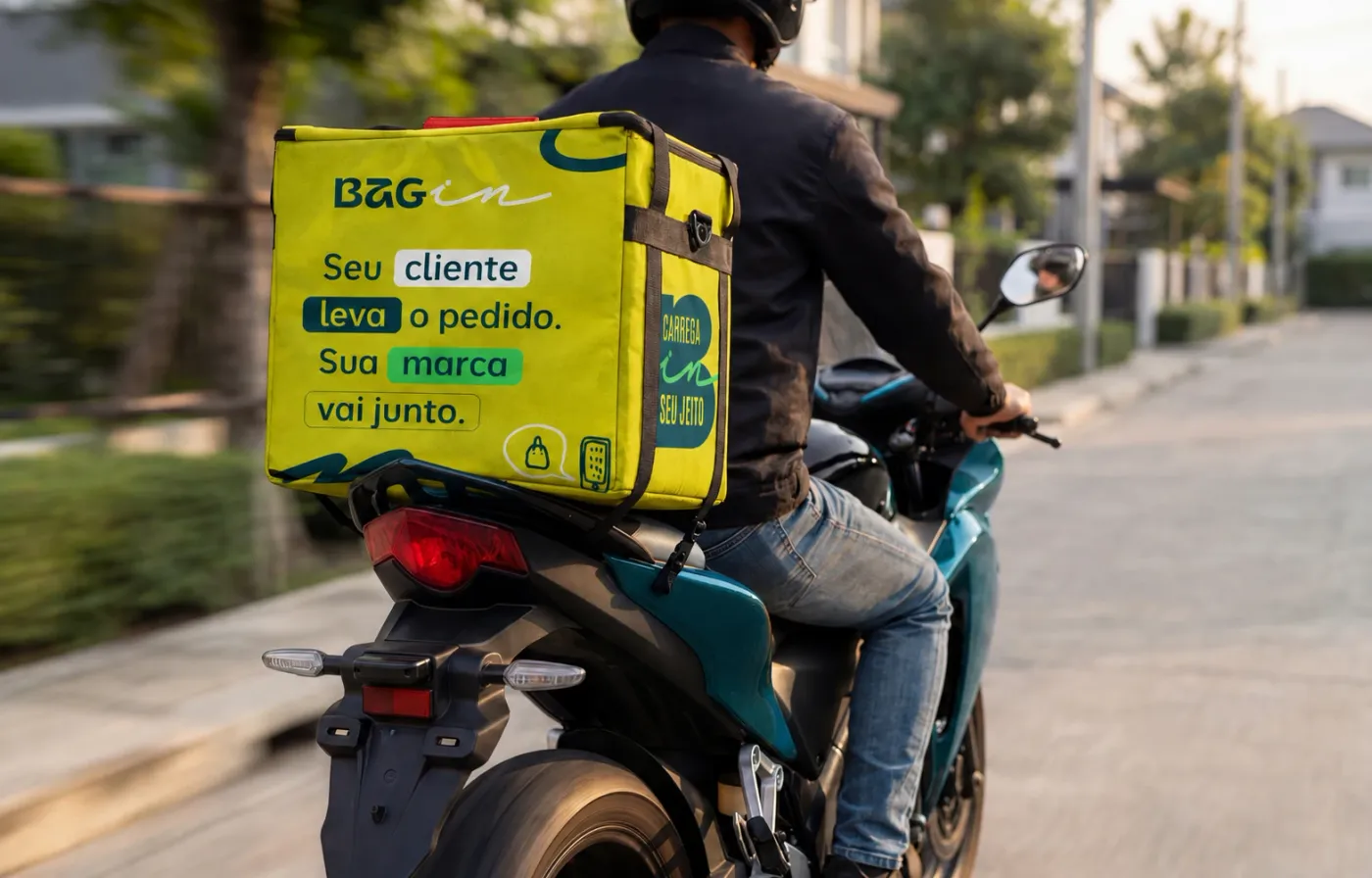 Motoboy com a bag Bagin na garupa: Seu cliente leva o pedido. Sua marca vai junto.