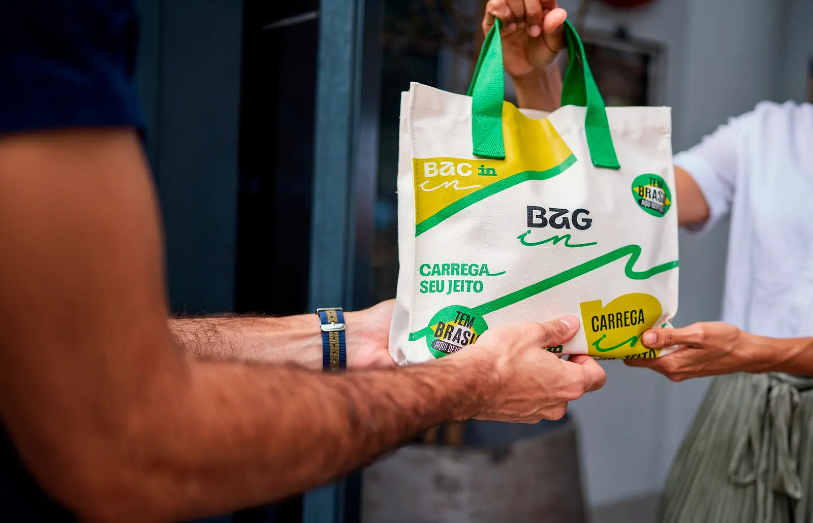 Entrega de uma Bagin personalizada de mão em mão