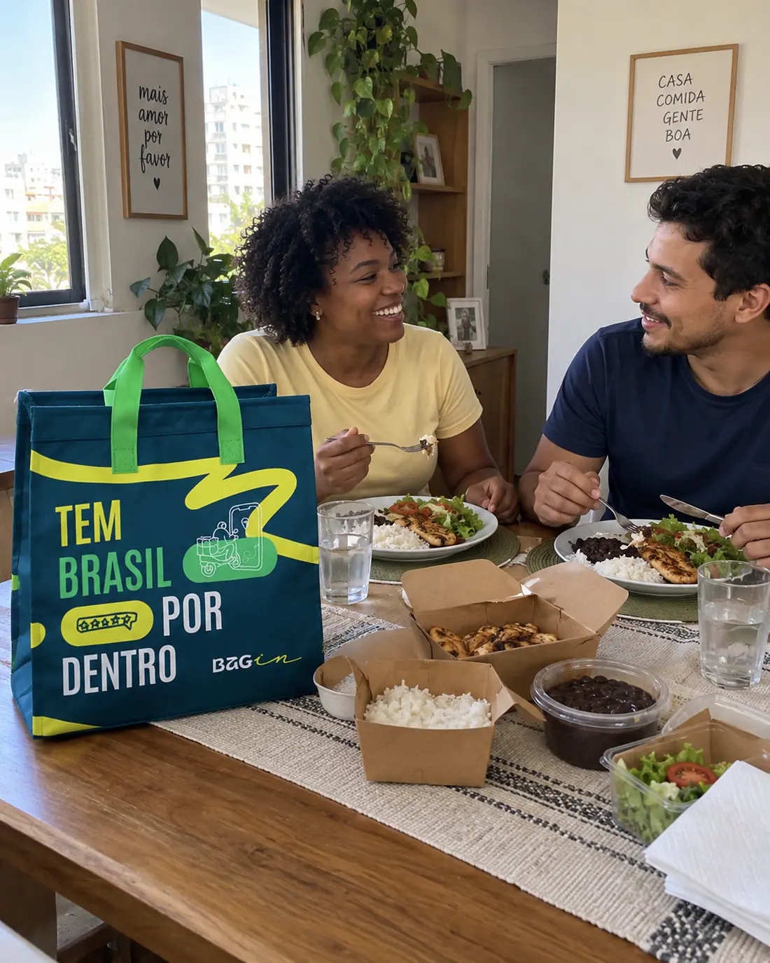 Casal almoçando em casa com a Bagin sobre a mesa
