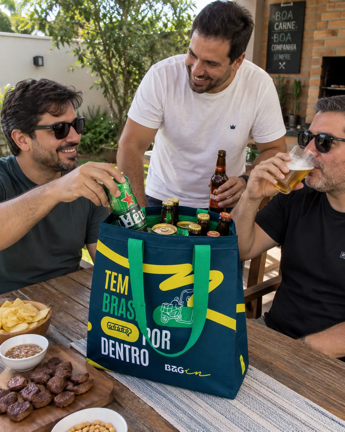 Amigos em um churrasco com bebidas saindo da Bagin