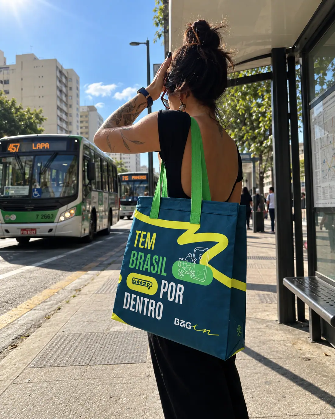 Pessoa no ponto de ônibus carregando a Bagin