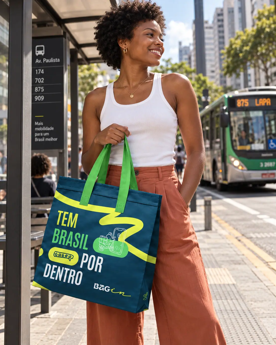 Mulher na Avenida Paulista carregando a Bagin