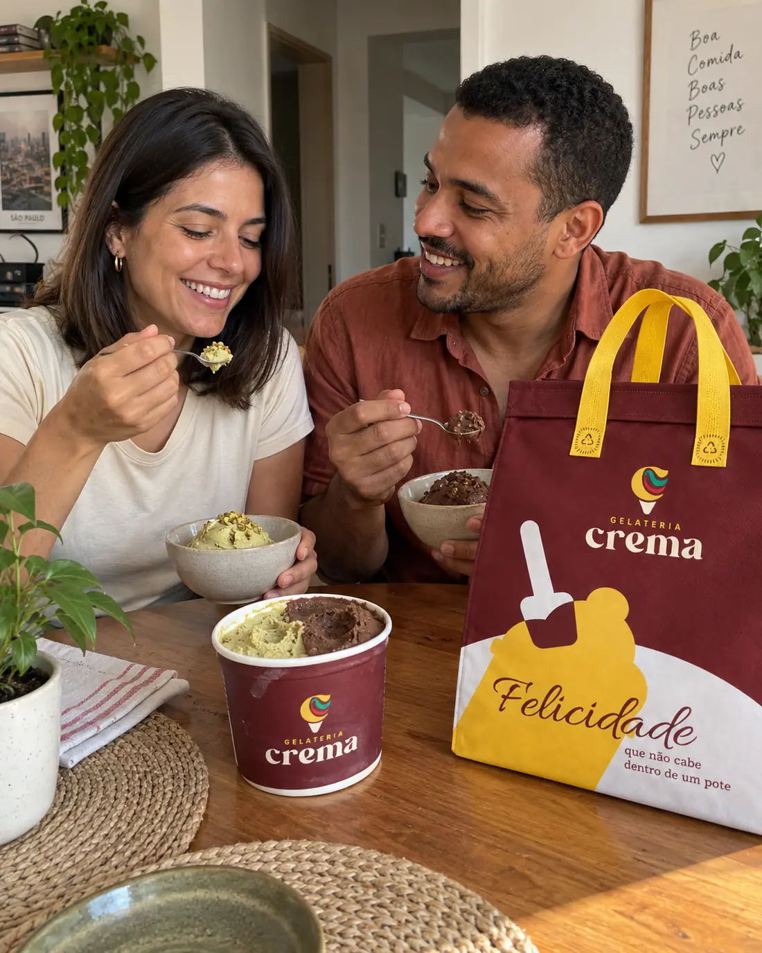 Casal tomando sorvete com uma bag térmica personalizada da sorveteria sobre a mesa