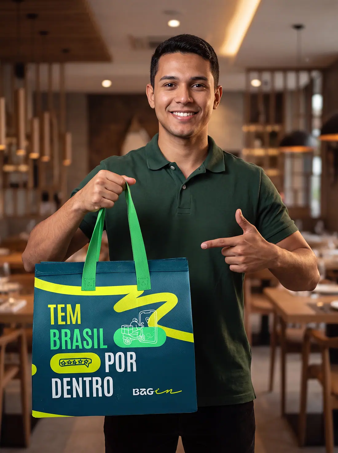 Jovem empreendedor em seu restaurante mostrando a Bagin Tem Brasil por dentro
